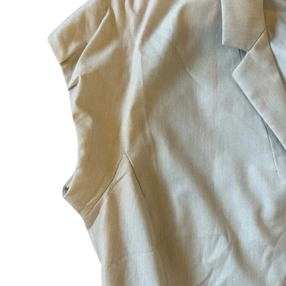 BODY by VICTORIA tan short sleeve button front belted blazer style top size 10 - Picture 2 of 6